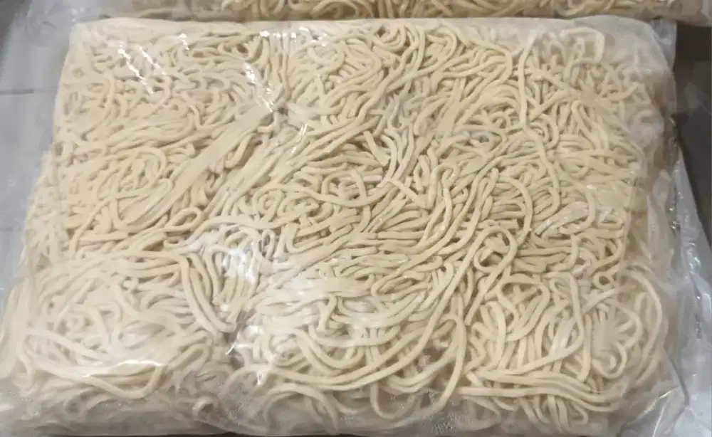 Bakmi mentah  khas medan , model keriting , model lebar dan tipis