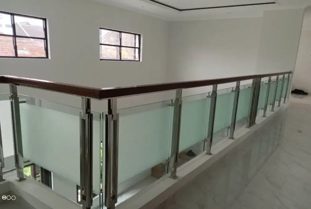 Reling tangga stanlis kaca