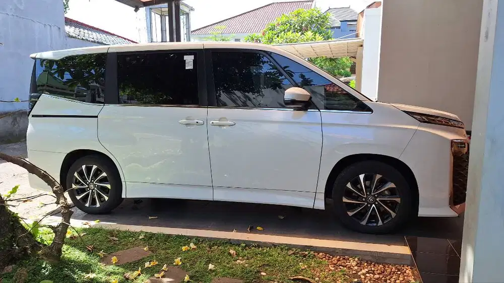 Voxy putih kilometer rendah