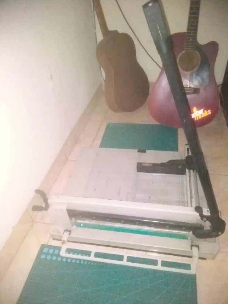 Alat pemotong kertas A3