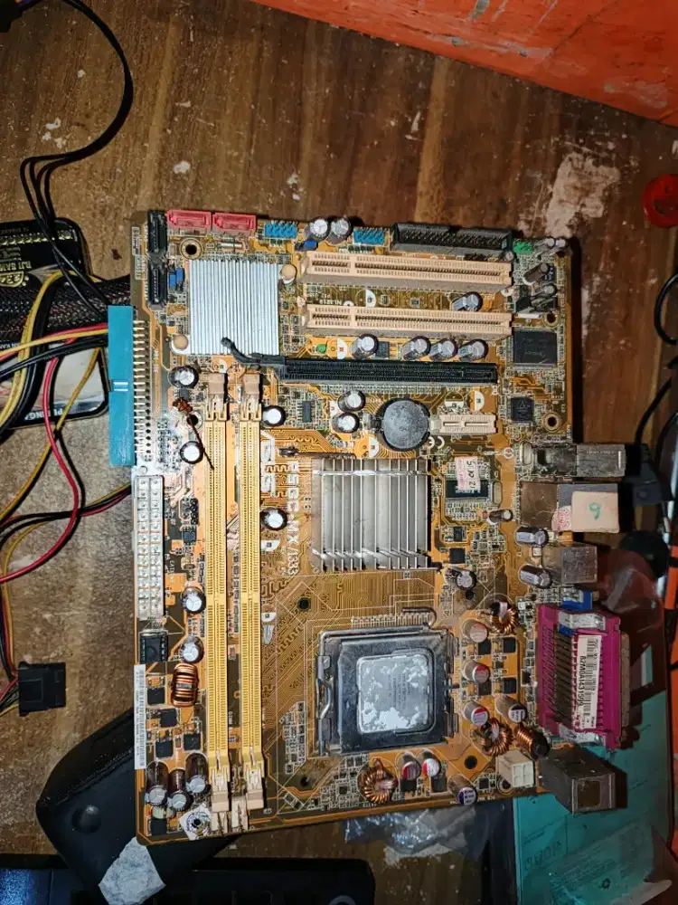 Mobo Ini adalah motherboard ASUS P5GC-MX/1333. 