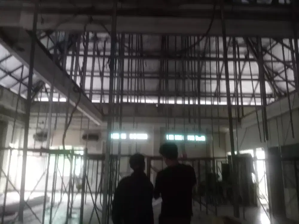 Pemasangan plafon,partisi , kanopi, instalasi listrik,dll