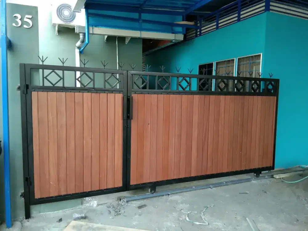 Pintu pagar galvanis variasi kayu bengkirai dan kamper