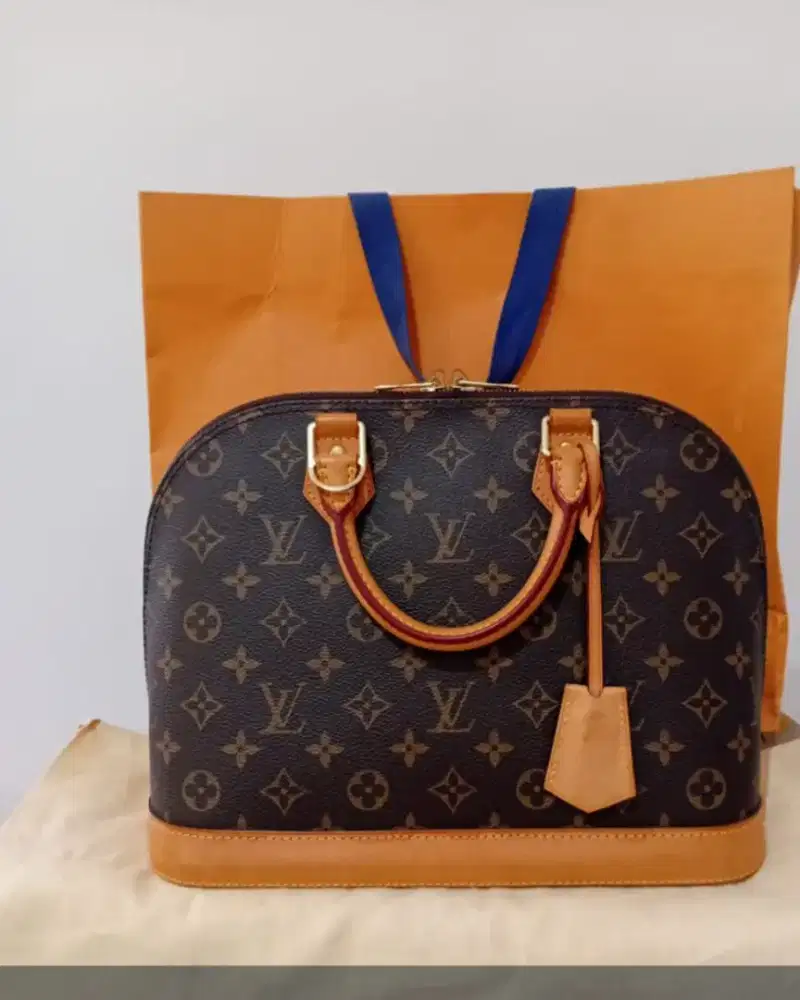 Jual tas LV size medium kondisi noda bagian bawah, yg lain ok mylus