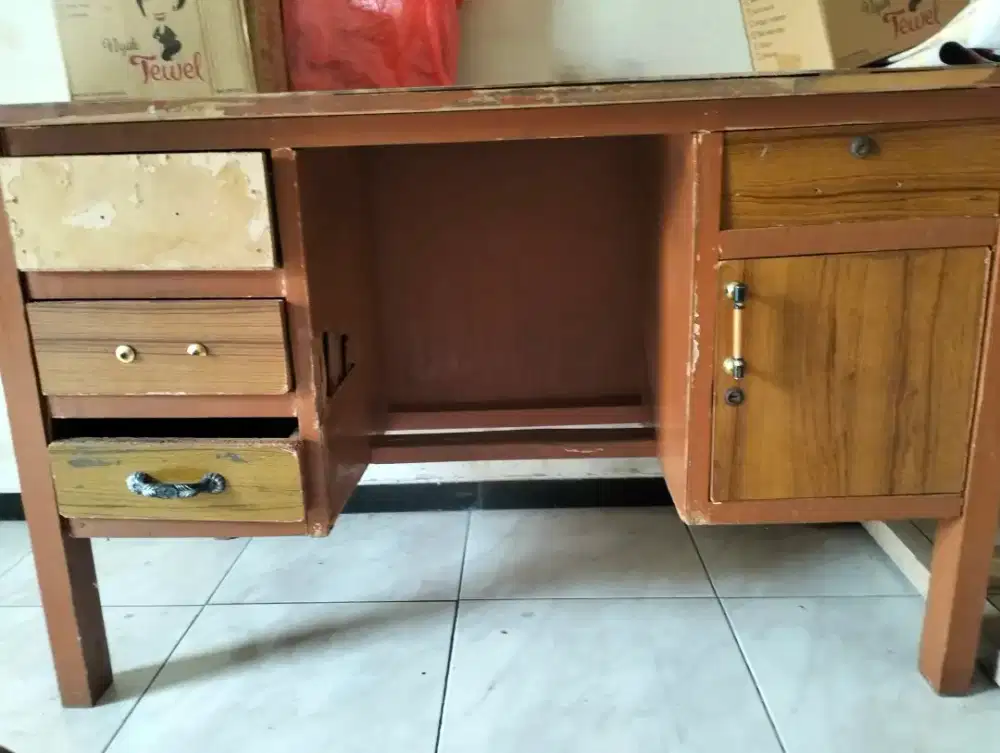 Meja Kantor cokelat dengan laci