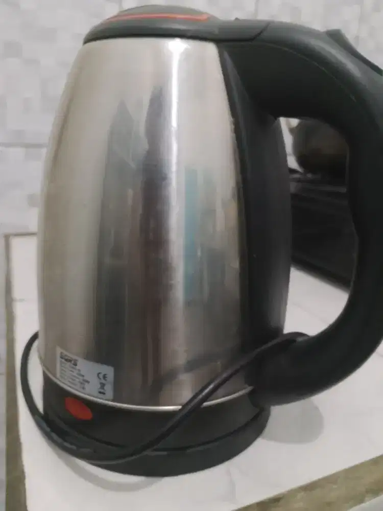 Teko listrik air panas