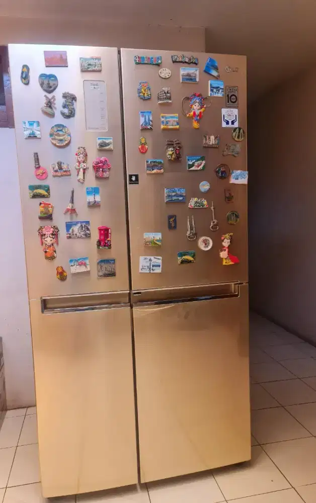 Kulkas merk LG warna Gold