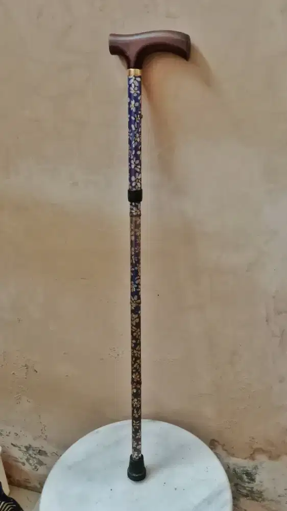 Tongkat lipat bagi lansia.