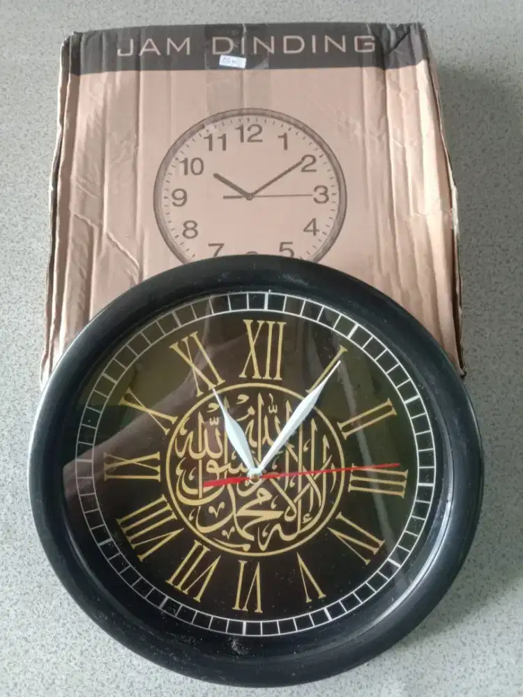 Jam Kaligrafi romawi