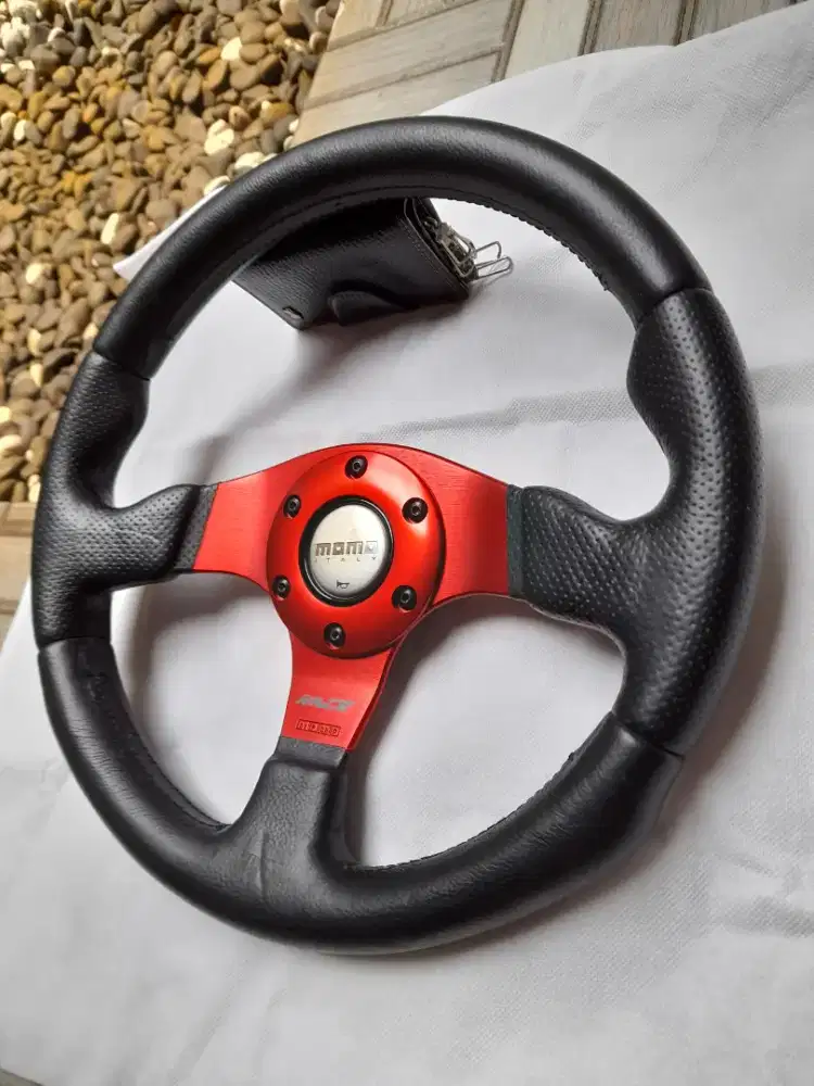 Steer racing buatan Italy merek Momo warna merah