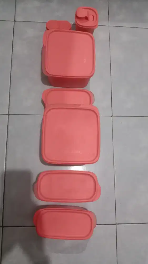1 Set Tupperware
