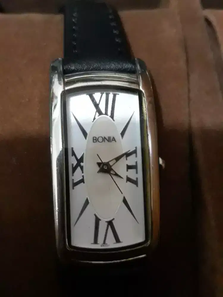 Jam tangan wanita merek Bonia