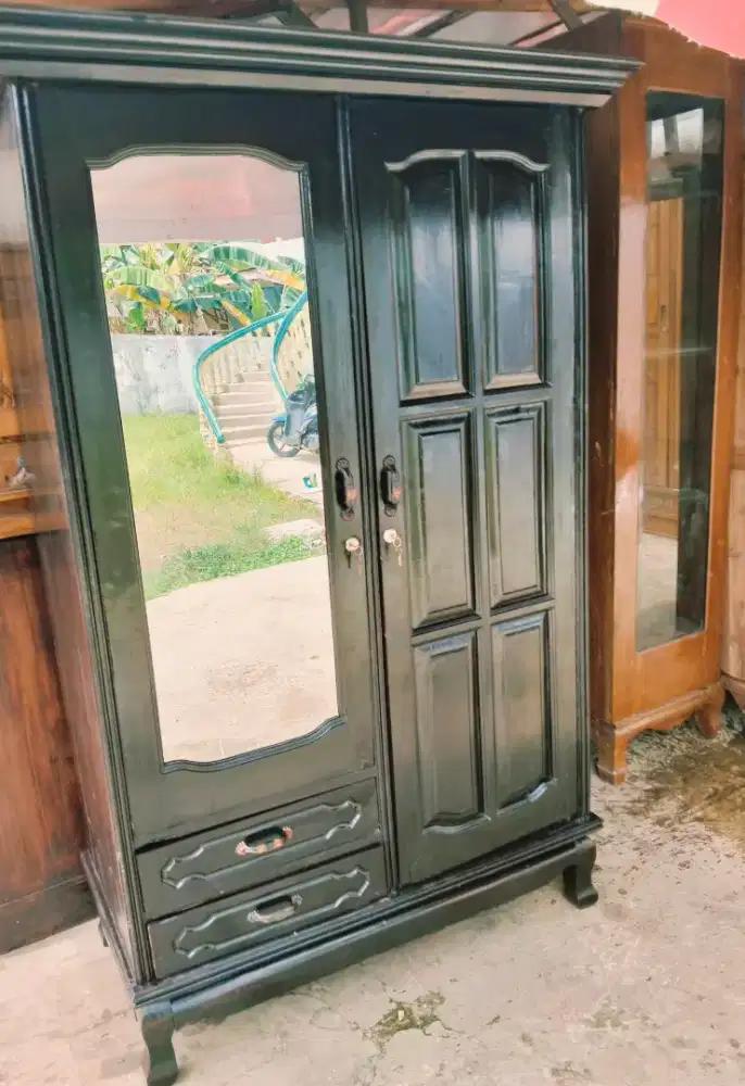 Lemari pakaian jati tua lama