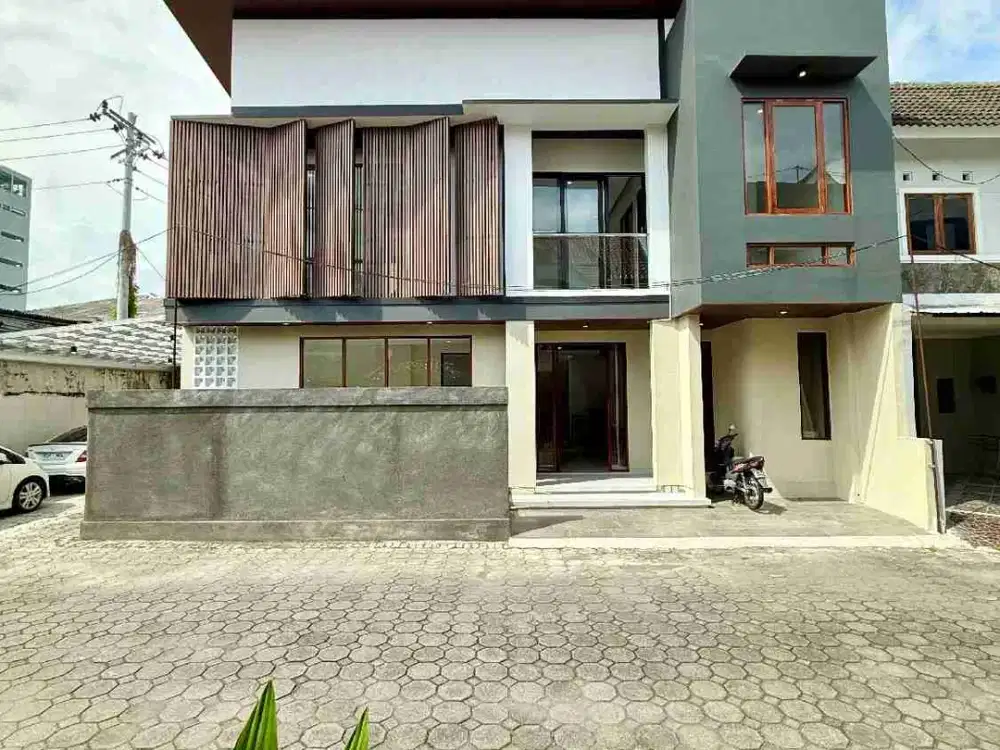 RUMAH MEWAH KONTEMPORER 2 LANTAI DALAM PERUMAHAN DI SETURAN CATUR TUNGGAL