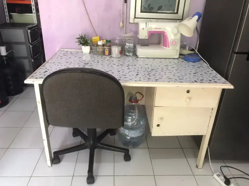 Dijual BU Meja + Kursi Kondisi Masih Bagus