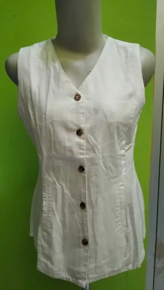 sleeveless top/
blazer/outwear
ET CETERA
putih
 katun

size 6
LD 95