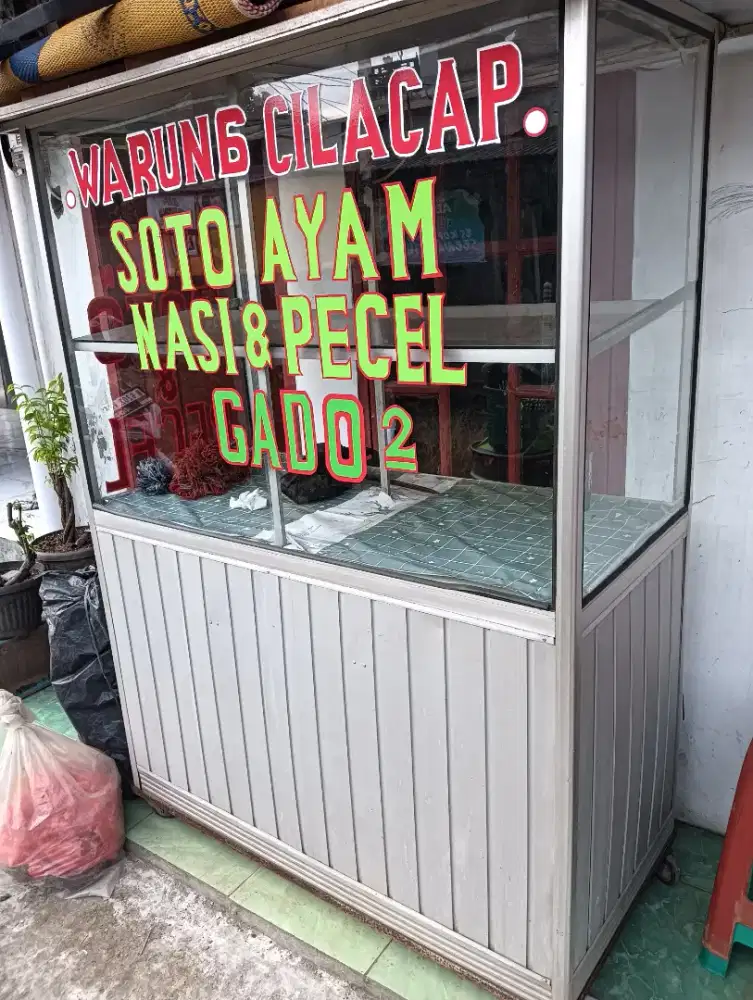 ETALASE UNTUK JUALAN SOTO