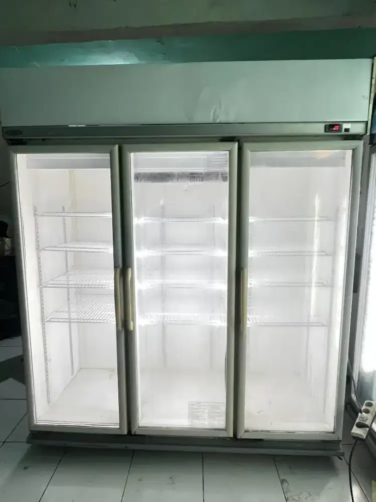 Showcase 3 Pintu GEA