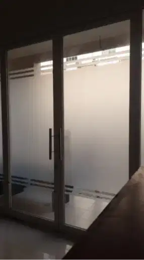 kaca film blur sanblast buram murah jasa pasang kacafilm oneway