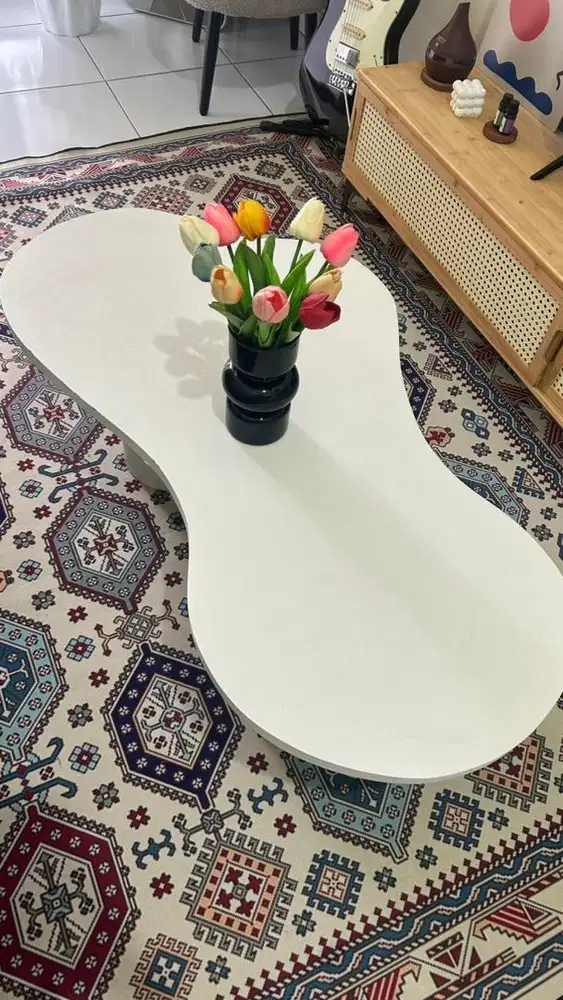 Meja estetik bentuk meliuk