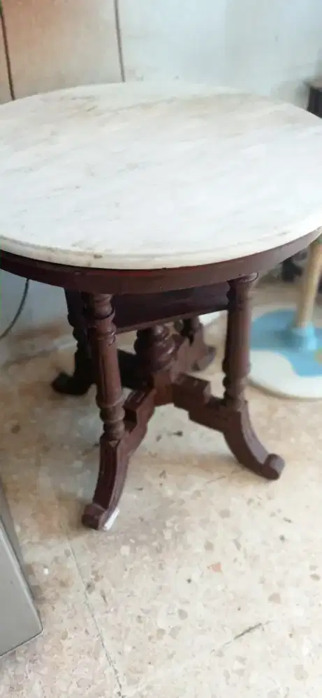 Meja marmer jadul tembus cahaya