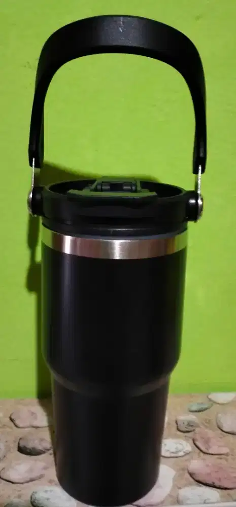 Tumbler komplit 
hitam
ada handle
sedotan
hot n cold
tinggi 19,5 cm