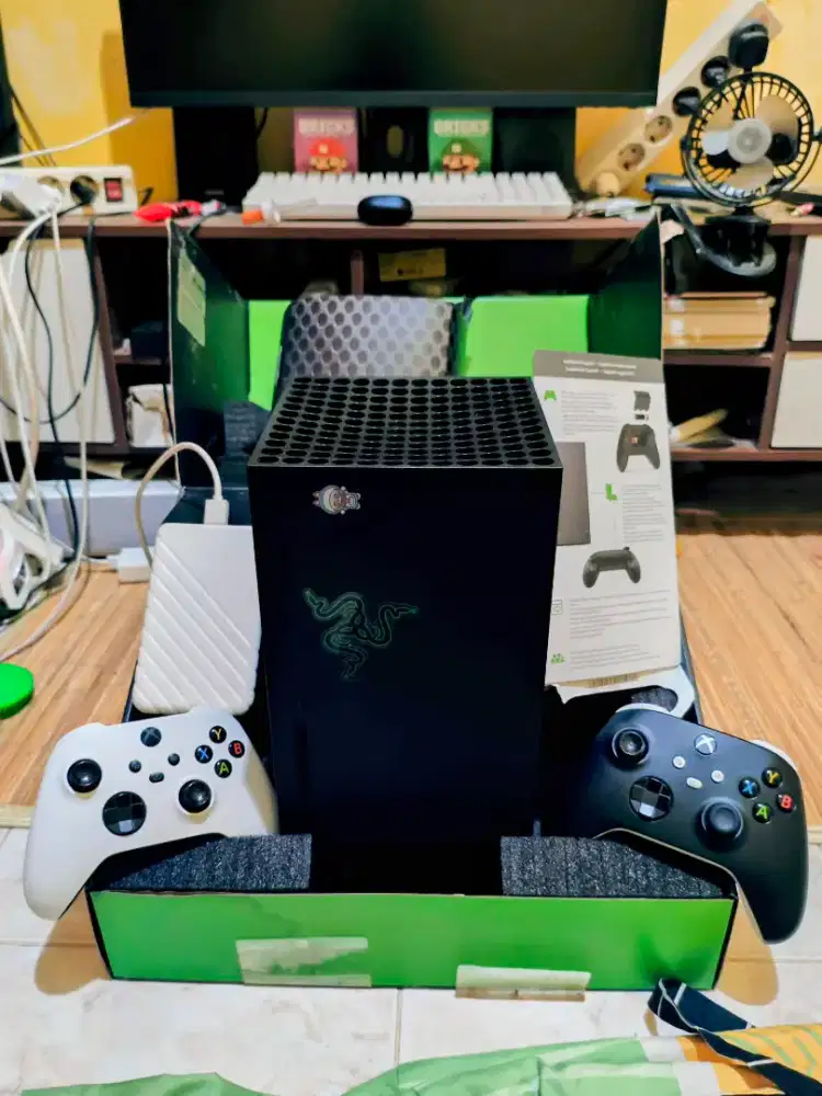 XBOX SERIES X (2 Controller & HDD External 500GB)