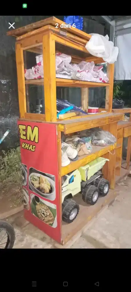 Etalase jualan makanan kayu