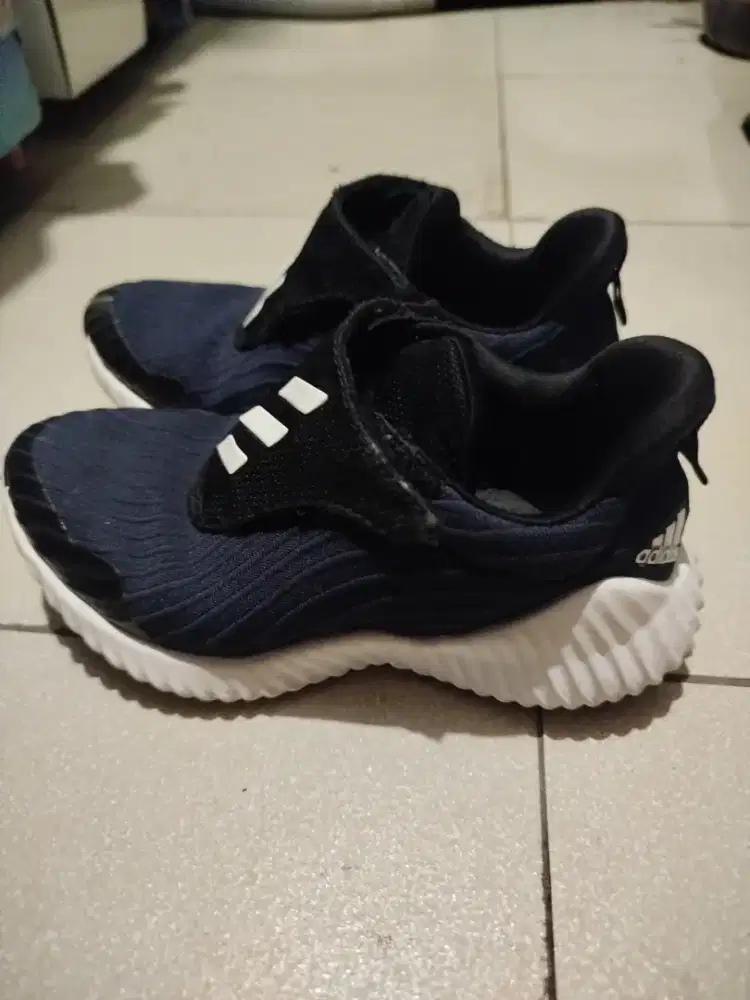 Sepatu Adidas original size 34 bagus banget