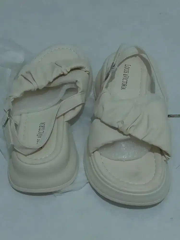 SandaL Louis & VictoRiaN