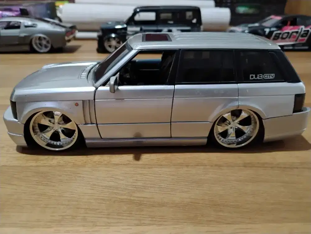 Diecast Jada Toys Range Rover Dub City 1:24

Mulus

With box