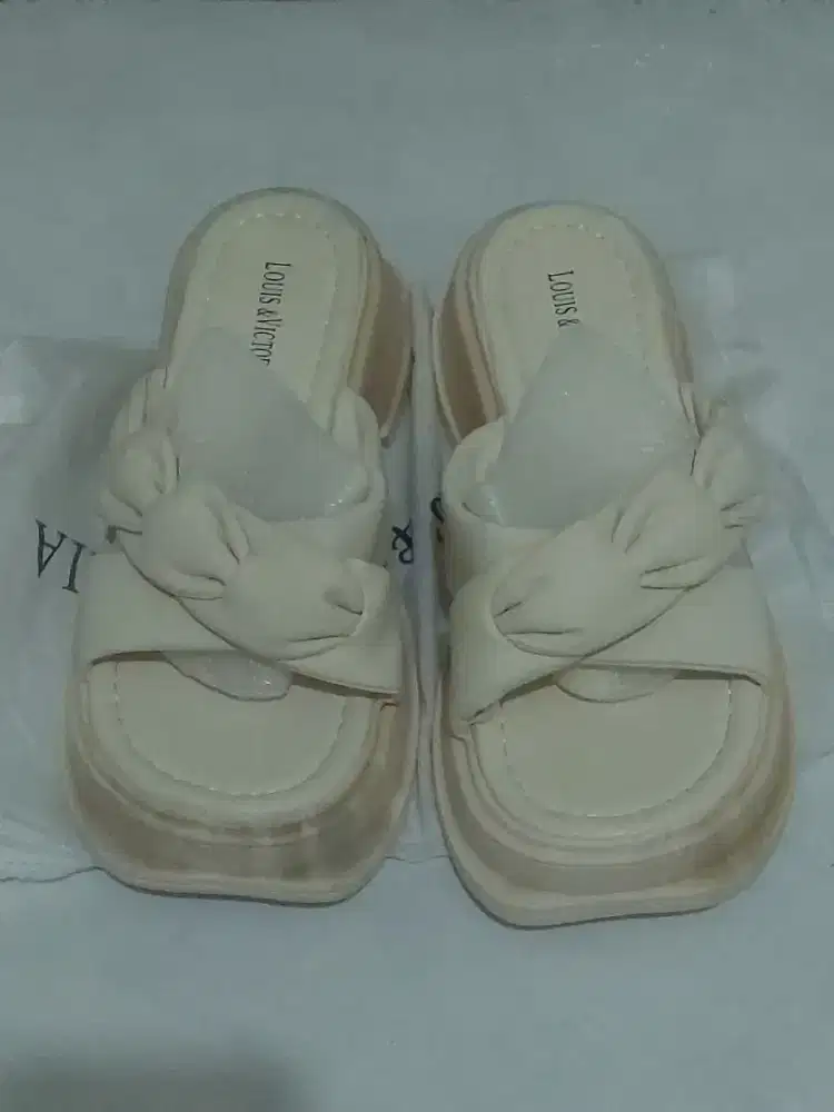 SaNdaL Louis & VictoRiaN