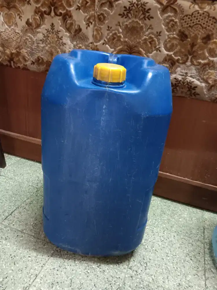 Galon isi air ukuran gentong