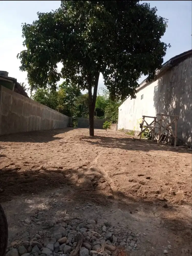 Tanah lebar 8x42 m pinggir jalan. Utara pasar tempel