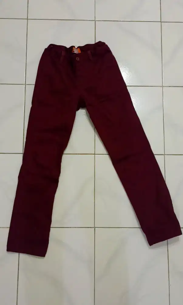 Celana chinos skiny fit. Untuk anak2 ukuran 10. BB 30-40 kg.Baru gress