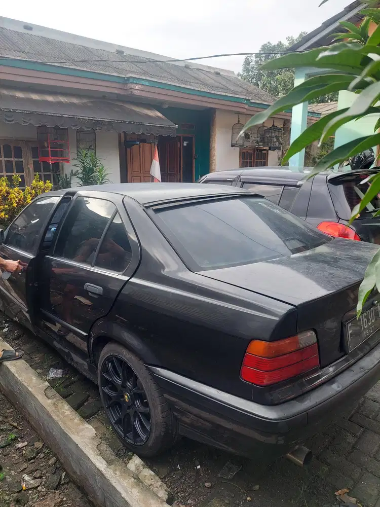 BMW 318i 1998 Bensin