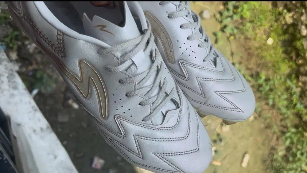 Sepatu bola specs shaman BEPE 20