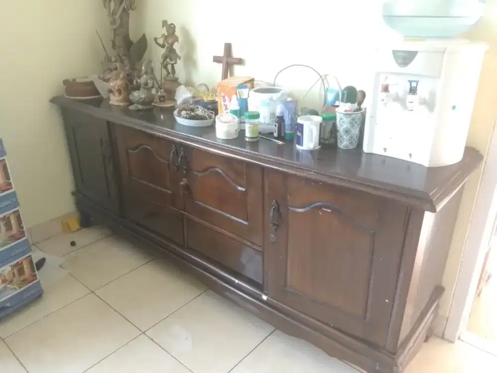 Buffet tua tahun 1970 (jati)