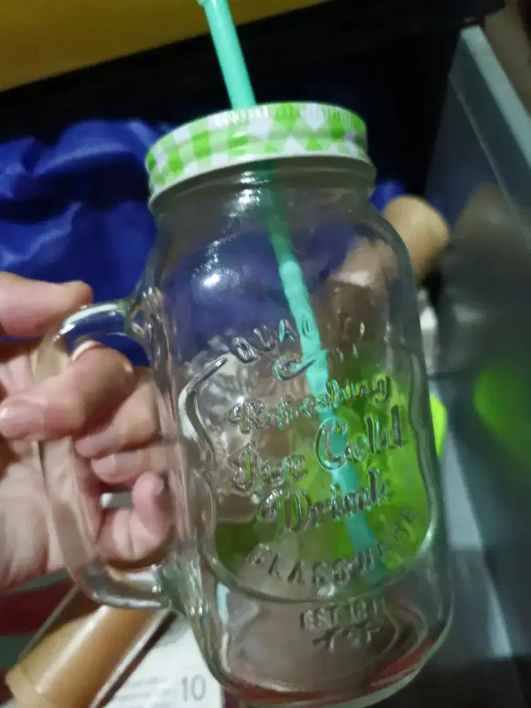 Gelas kaca tutup sedotan