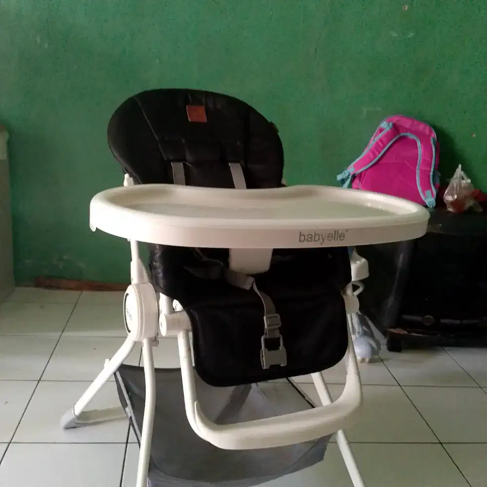 Tempat duduk makan bayi