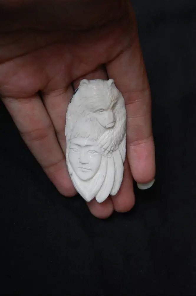 Liontin Kalung dari Tulang Sapi Diukir