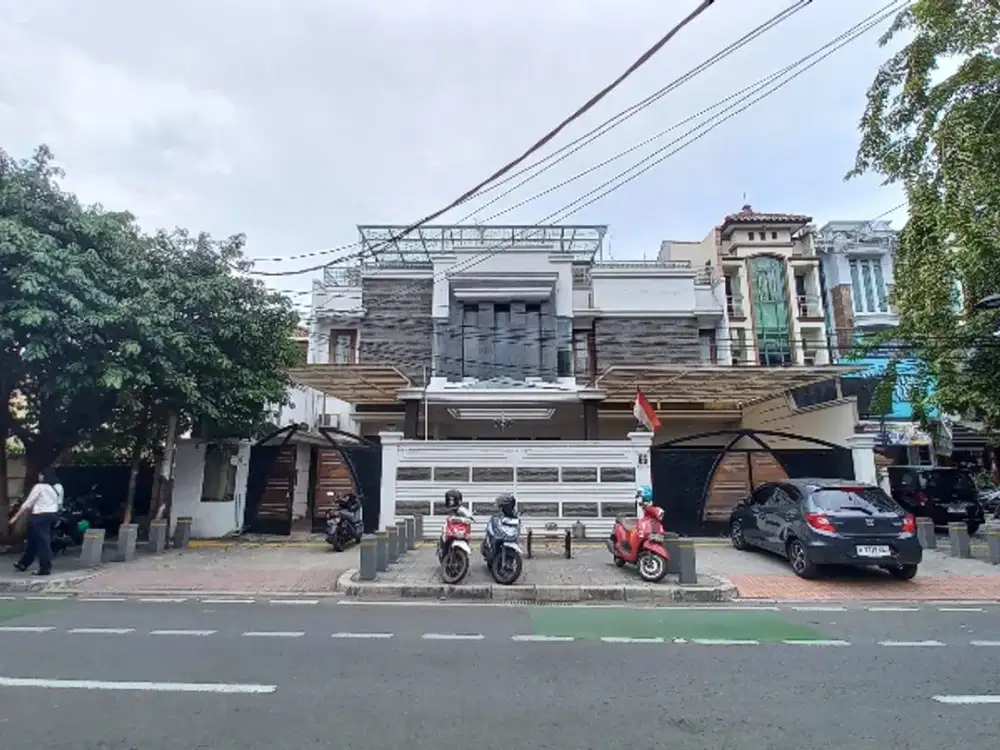 Rumah Mewah pinggir jalan raya Tebet dilengkapi swimming pool