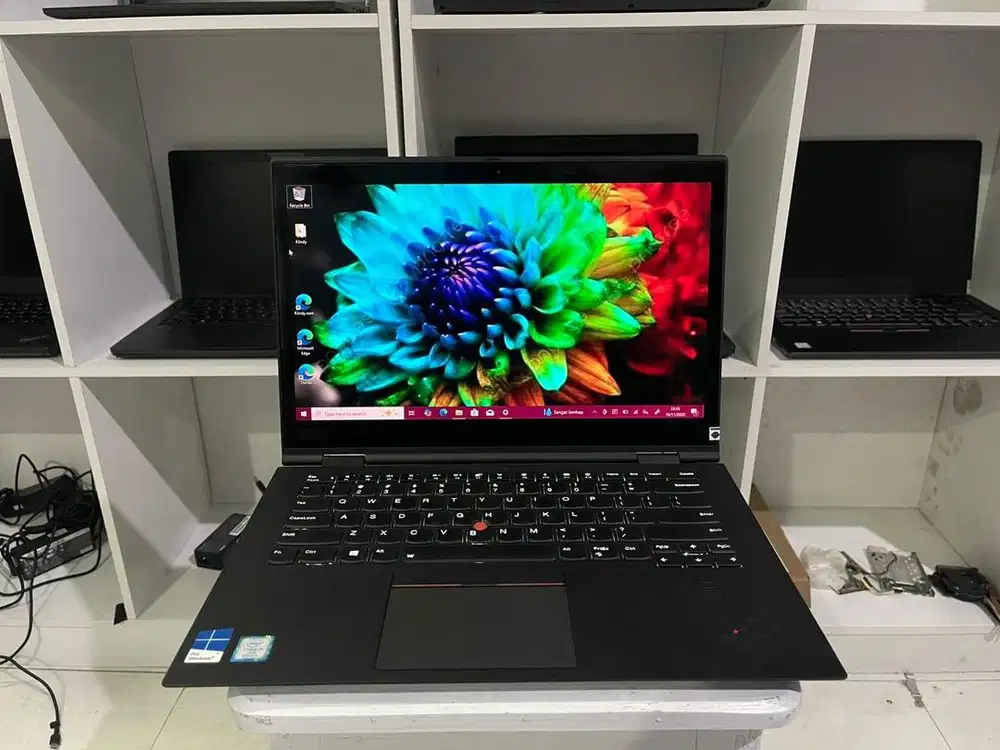 Laptop Lenovo Thinkpad X1 Yoga 3RD Wtih Pen Stylus Resolusi Qhd
