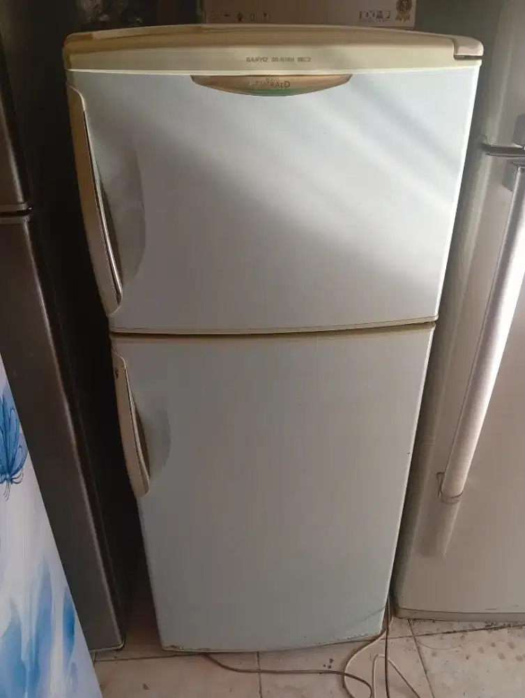 Kulkas bekas 2 pintu Mer Sanyo kea dingin rak kumplit