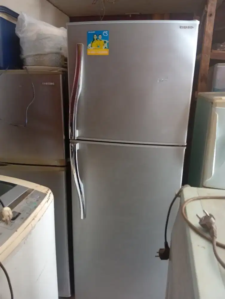 Kulkas bekas 2 pintu Mer Sharp kea masih dingin rak kumplit