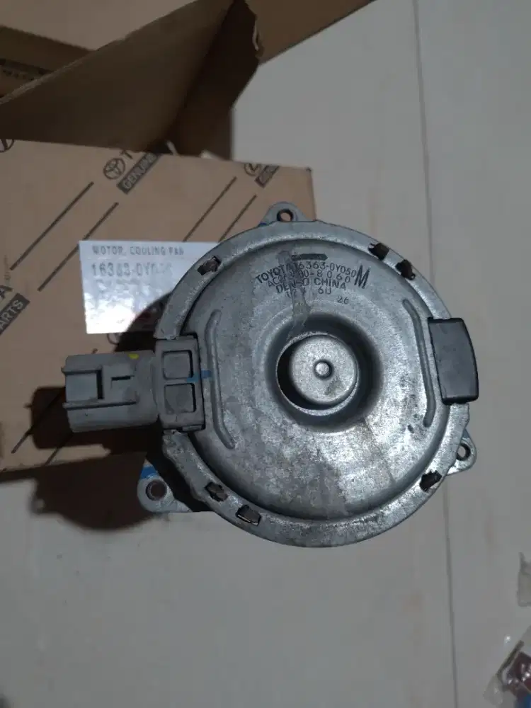 Toyota sienta radiator motor fan (used)