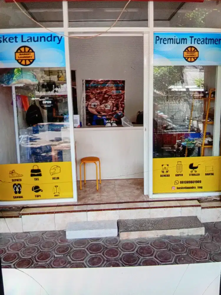 Operator mesin laundry dan teknisi cuci sepatu