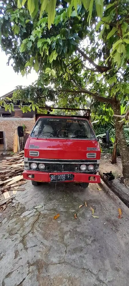 Truck bekas warna merah