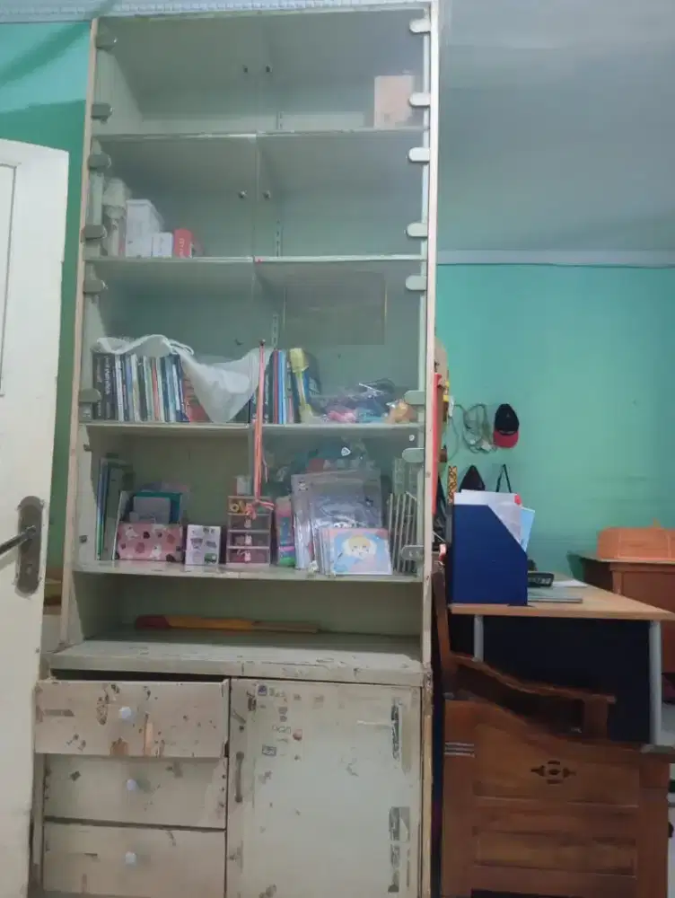 Dijual lemari kayu vintage ukuran besar. Kokoh/ kuat, kaca depan tebal