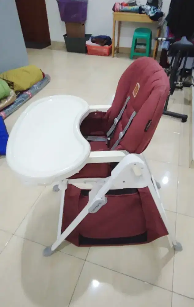 Tempat duduk makan anak